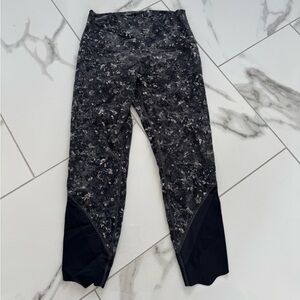 Lululemon leggings with Scalloped ankle.